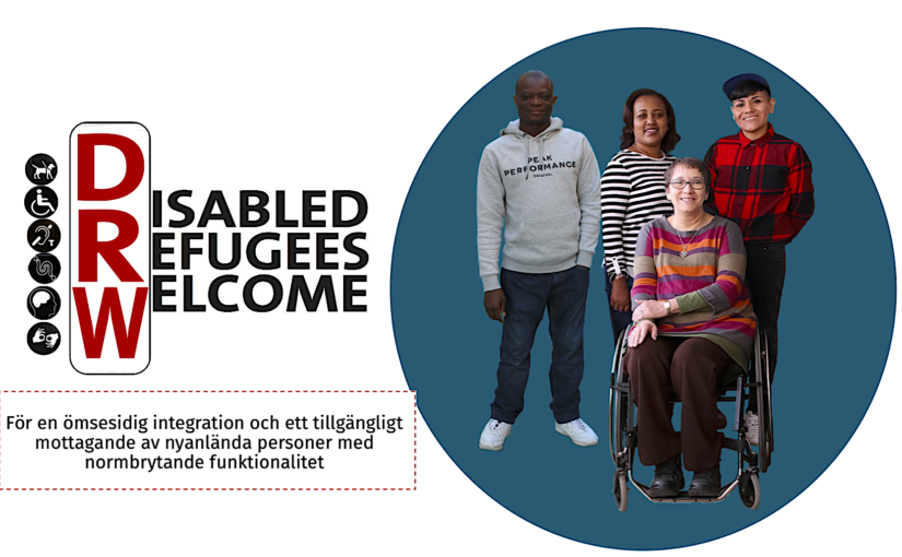 disabled Refugees Welcome teamet, fyra personer som ler, en som sitter i rullstol. slogan: för en ömsesidig integration och ett tillgänglig mottagning av nyanlända personer med normbrytande funktionalitet