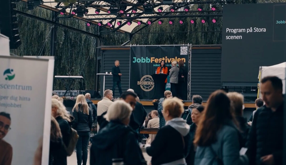 Folkvimmel framför en av festivalens scener.