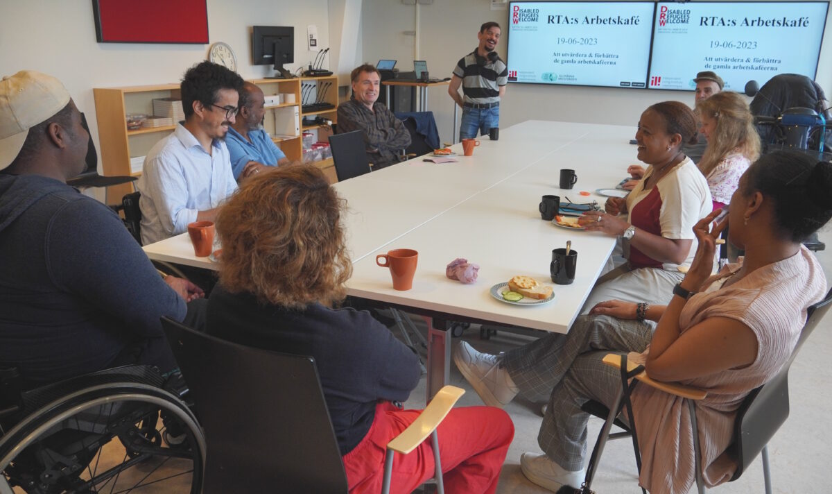 Alla deltagare kring det långa bordet i stora konferensrummet på STIL-kontoret. Längst bort i bild Tony som höll i trådarna.